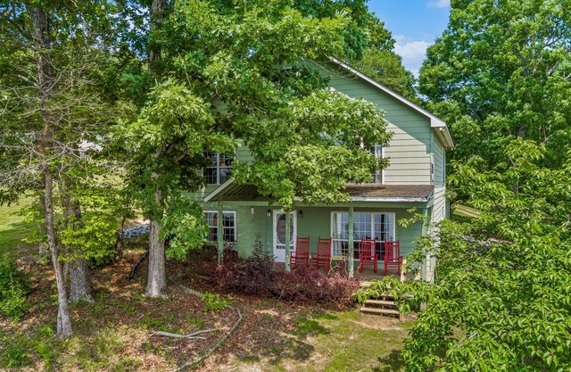 Reel Paradise-sleeps 10 w/covered dock on year round water