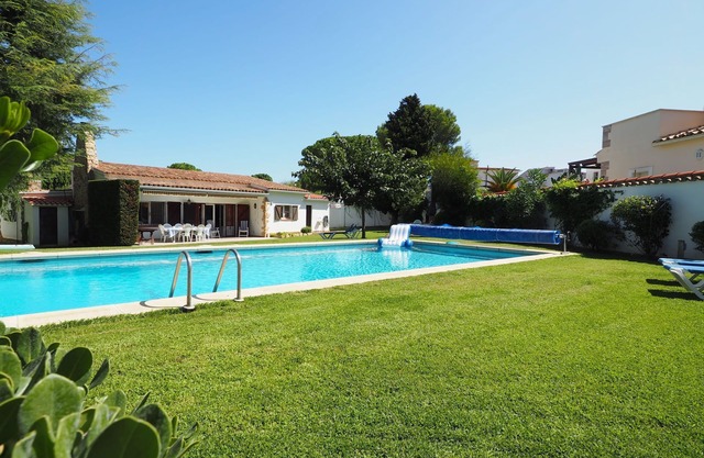 Ref. VILLA BARCELONA: Beautiful house with 5 bedrooms and private pool.