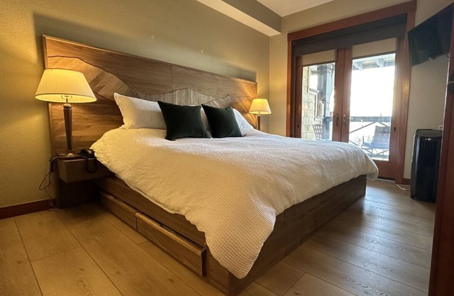 Refinished Palisades Condo! Stunning Views, Walk to lifts & ski school