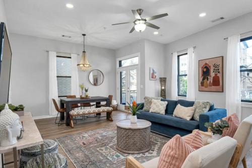 REFRESHING 2 bedroom, 3 bed Nashville condo with FREE Parking Near Restaurants