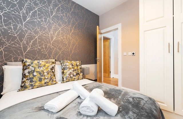 Refurbished 2 BED APT WITH GARDEN Fast WIFI & TV