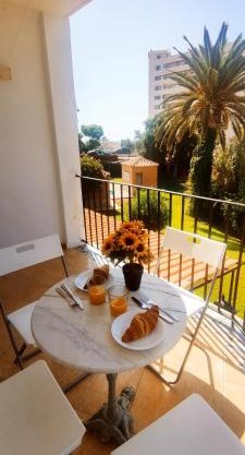 Relájate cerca del mar, con vistas a las termas romanas