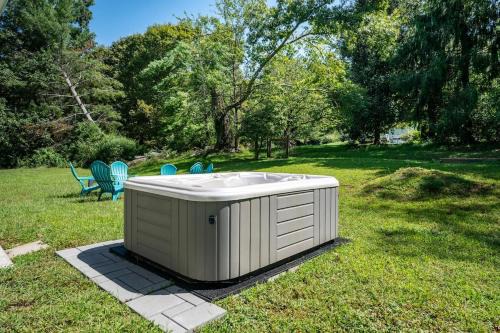 Relax and Explore - Knoxville Stay with Hot Tub and Grill