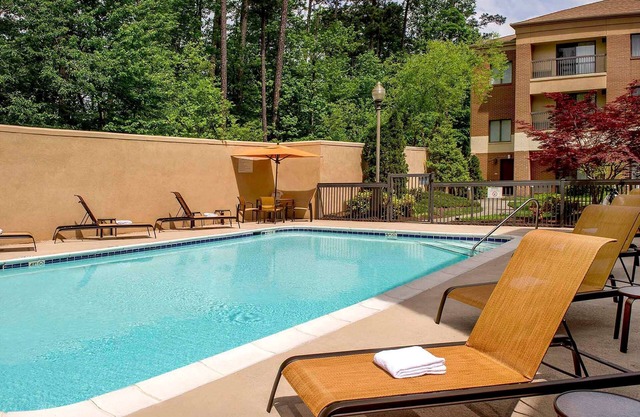 Relax and Recharge! 2 Comfortable Units, Free Parking, Onsite Pool, Pets Allowed