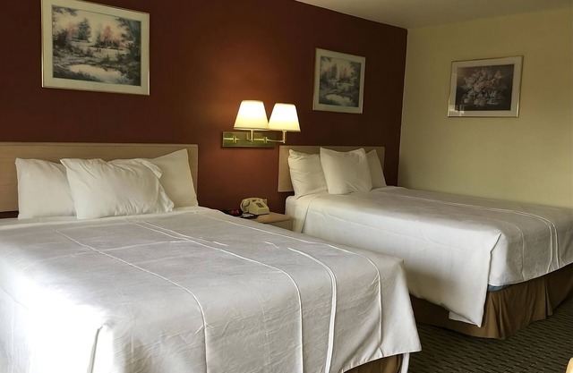 Relax and Recharge! 3 Convenient Units, Free Parking, Free Breakfast, Pool