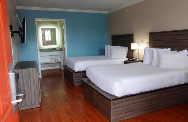 Relax and Recharge! Free Breakfast, Free Parking, Pool!