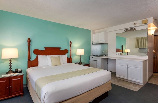 Relax and Recharge! Onsite Pool, Pets Allowed, Minutes to Great Lawn