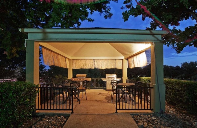 Relax and Unwind! Full Kitchen, FREE Parking, Pets Allowed!