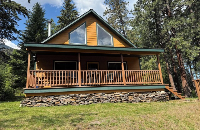 Relax and unwind in a family cabin on the Clark Fork River