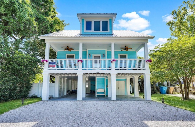 Relax and Unwind: Spacious 3-Suite Home in Tybee Island, Short walk to beach!