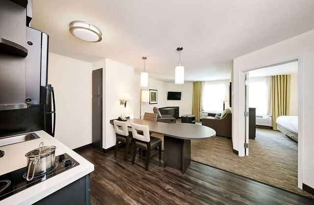 Relax and Recharge! Free Parking, Pets Allowed, Near Lincoln Financial Field