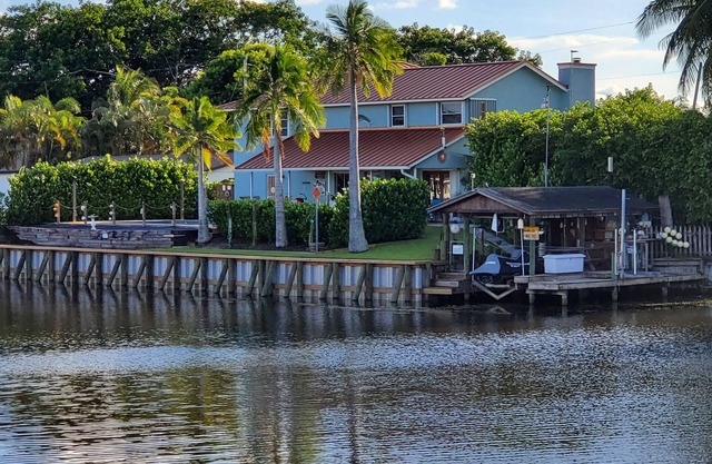 Relax at My Pool Home Watch the boats go by 6 Min to the Beach Read the Reviews