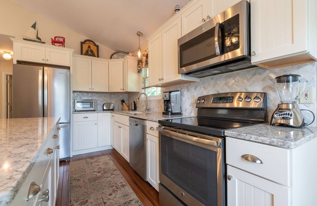 Relax by the sea! Four bedroom retreat in Bonnet Shores. Central Air sleeps 8-10