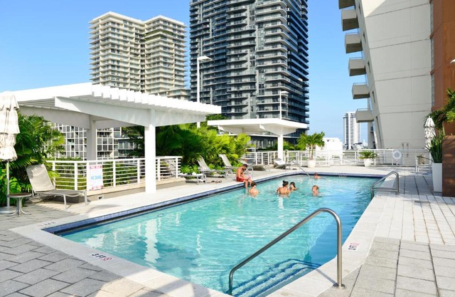 Relax Family Midtown - free parking & Great pool