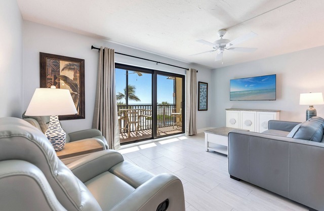 Relax from your day ,1 bedroom unit on third floor with two recliners.