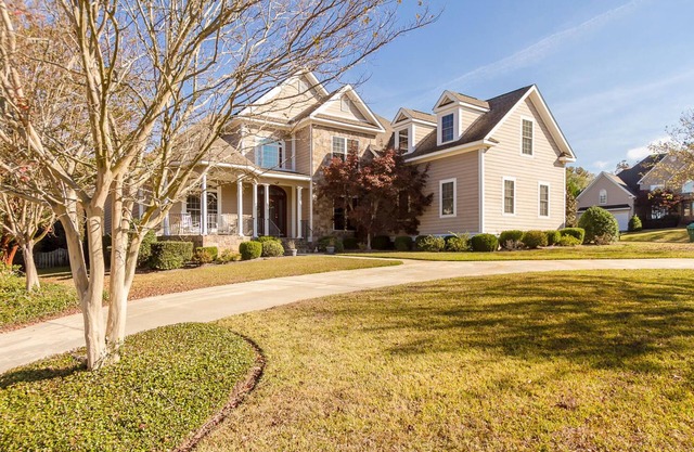 Relax in 5 Bed, 4BA,Gated Golf Com. Home- minutes to National Golf Course