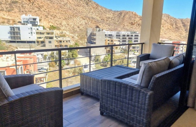 Relax in a Beautiful Condo w/Pool, Gym, Firepit and Partial City and Bay Views