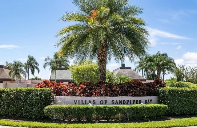 Relax in a Beautiful Park Like Setting on the St Lucie River