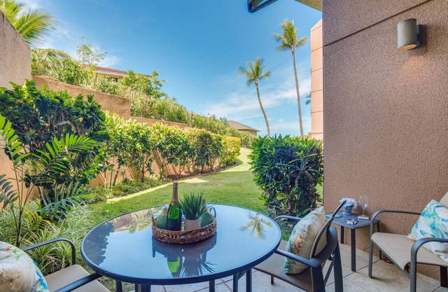 Relax in a ground floor Villa close to the shore