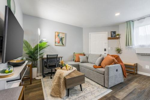 Relax in cozy style Spacious King & Queen beds