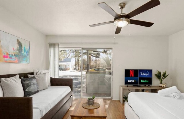 Relax in Hyde Park! Parking + Great Location + Tub