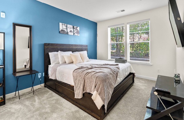 Relax in Luxury: Movie Room and Soaking Tub NR Old Town Alexandria