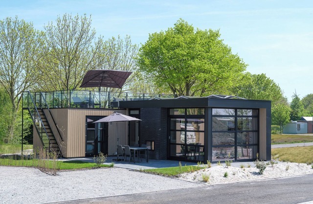 Relax in this luxurious 4-person villa with a spacious garden and a private roof terrace with sun loungers for endless enjoyment in the open air.