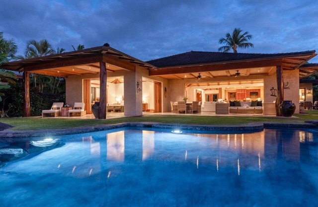Relax in this OceanView Estate w/Lava stone-lined Infinity Pool & Private Spa
