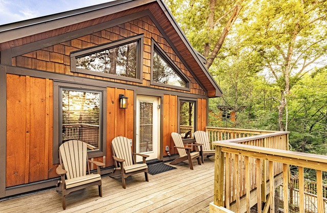 Relax In Treetops 1b/1ba sleep 4 Private Deck, Gas Grill, Hot Tub, Cozy Comfy