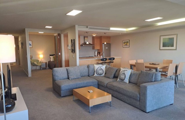 Relax on Roberts - Modern and Central Apartment - Free Wi-Fi