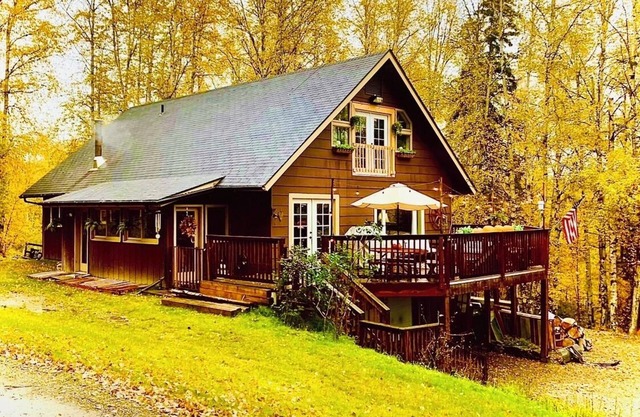 Relax on this sweet little farm & enjoy Northern Lights from the deck!