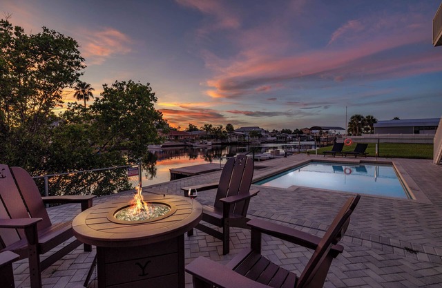 Relax & Play: 3BR Pool Home/Waterfront/Ping Pong