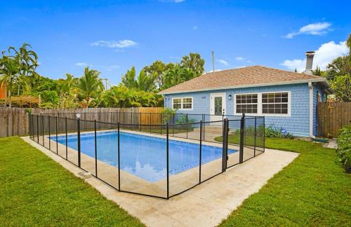 Relax & Unwind Pool Retreat 2 Bed 2 Bath