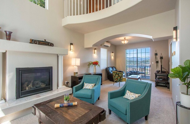 Relax & Watch the River, Elegant, Downtown Location, Views