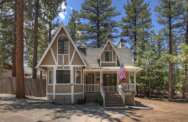Relaxation Flats by Destination Big Bear : Close to the Lake! Hot Tub! Boat Parking! Propane BBQ!