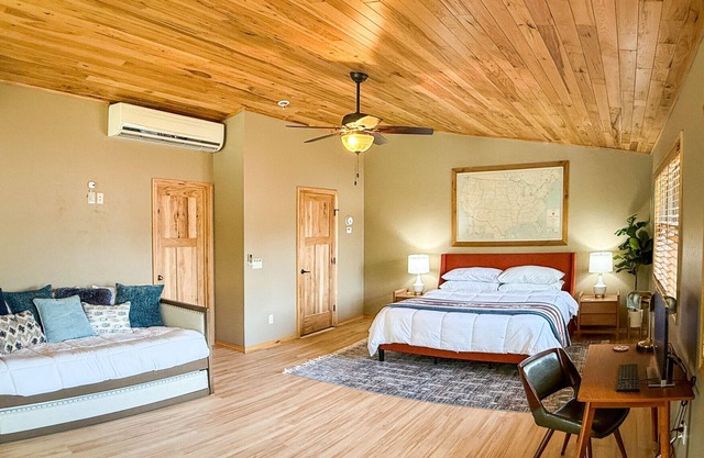 Relaxed Lakefront Cabin 3BR 3BA Private Dock