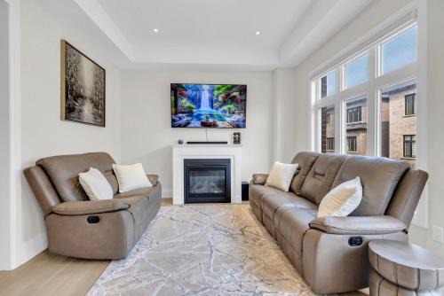 Relaxed Oakville Vacation Stay for 8 or more