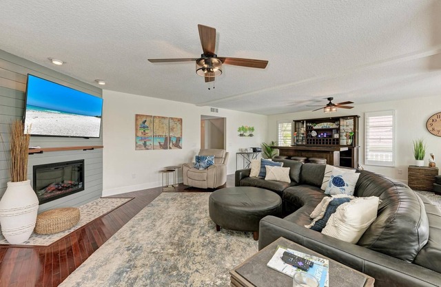 Relaxed, spacious hideaway in Tierra Verde, near everything!