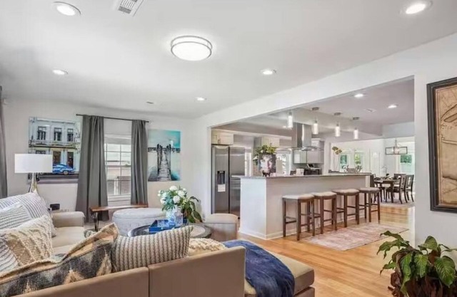 Relaxig and Charming 2-bedroom House in Atlanta with WiFi, AC across st Betline