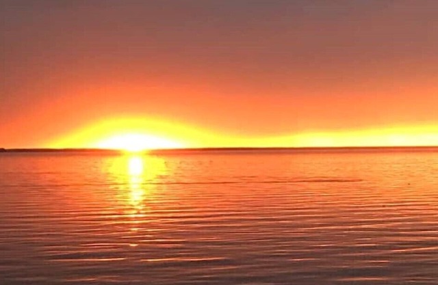 Relaxing 2-bdrm waterfront condo with fireplace!