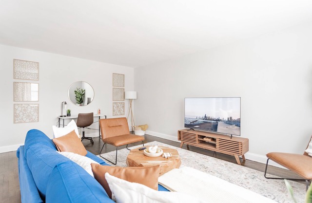 Relaxing 2BR Apartment in Lively West Rogers Park