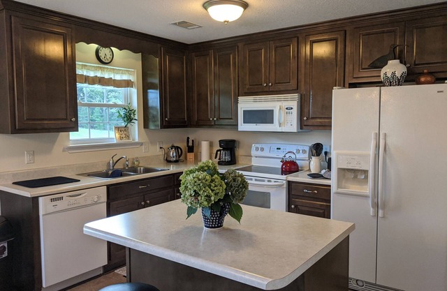 Relaxing 3/2 home situated on 10 rolling acres with mountain view!