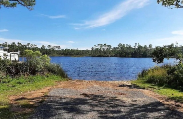 Relaxing 3 BR home close to Water, NAS, Perdido