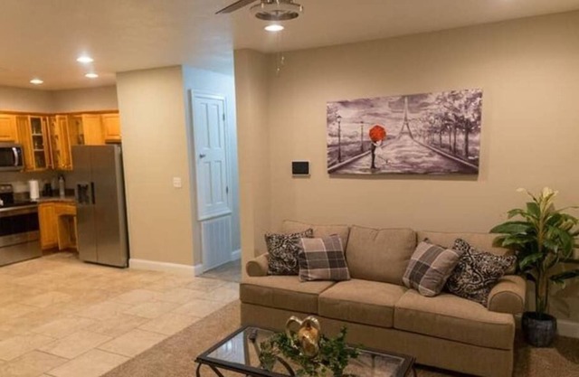 Relaxing 3BR/2BA Home Smart TV Full Kitchen W/D