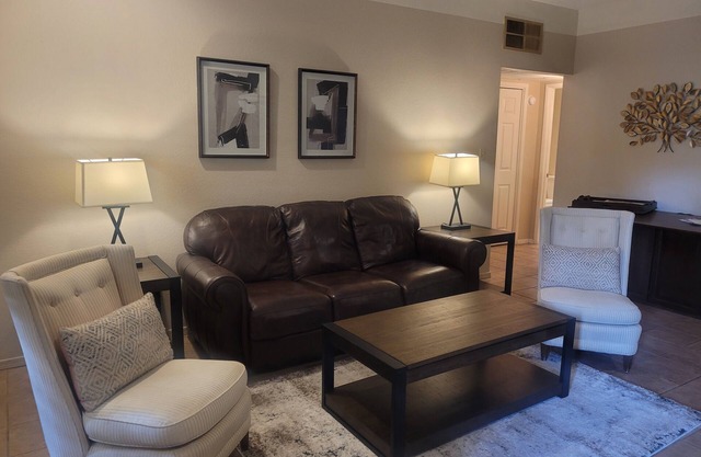 Relaxing condo with easy access to the pool-shopping-restaurants in Foothills