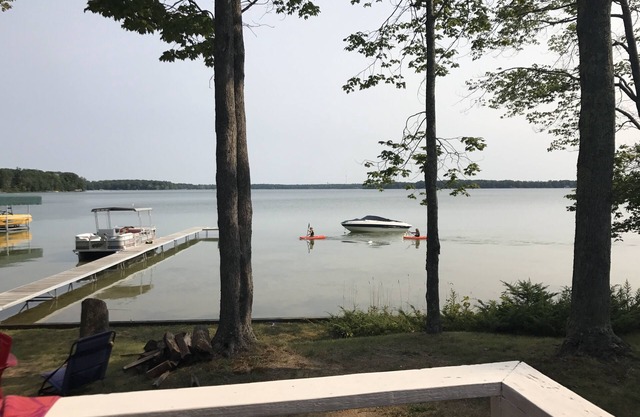 Relaxing cottage on Green Lake in Interlochen - kayaks and SUP provided!