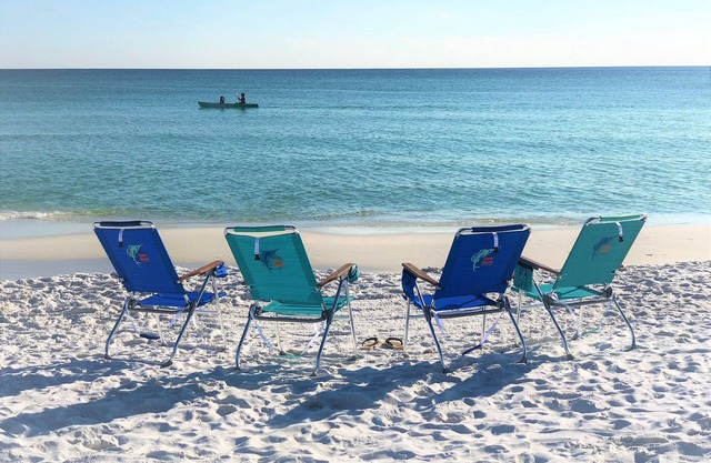 Relaxing Cottage w/Golf Cart close to Beach/Pool and Shopping