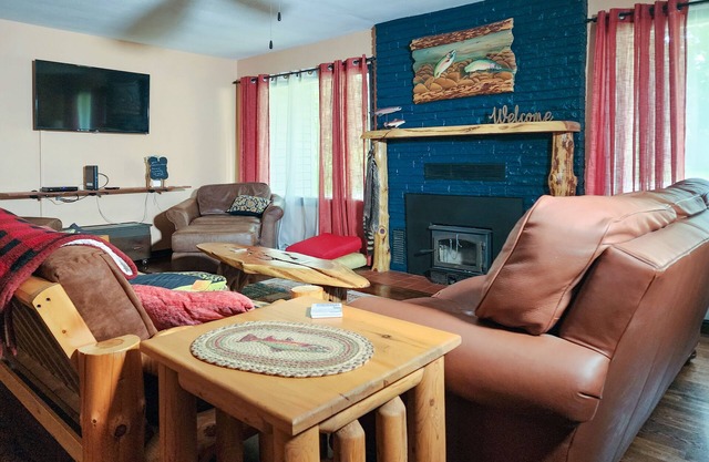 Relaxing cottage w/firepit, grill, private deck & cable blocks from white river