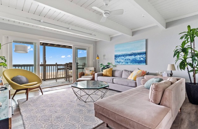 Relaxing Direct Oceanfront/Beachfront Retreat with Breathtaking Ocean Views! | Condo Midtown
