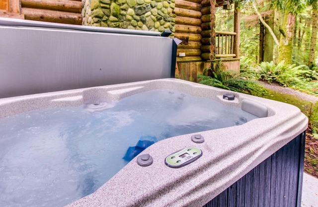 Relaxing, dog-friendly escape with private hot tub, covered porch & jetted tub